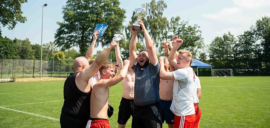 Irons gewinnen 36. Westkurvenmeisterschaft